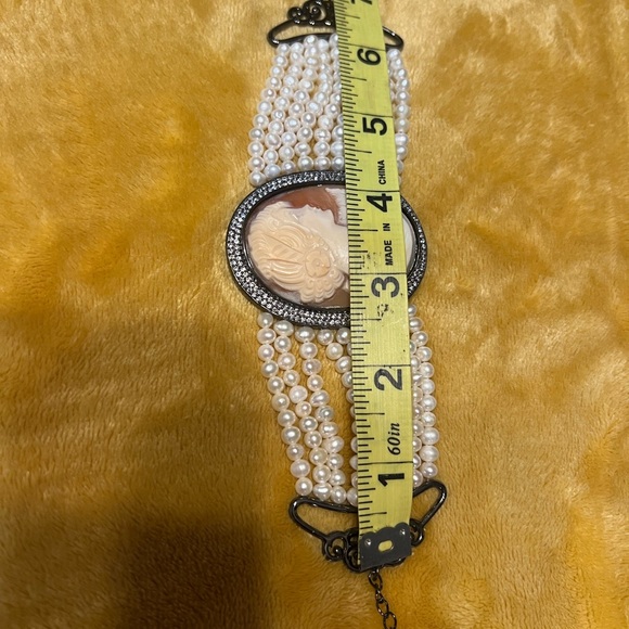 preowned freshwater pearls Cameo Bracelet - Picture 2 of 9